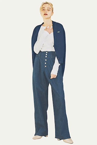 【引き締め役にはネイビーを】Ｔシャツ以外にもシャツやブラウス、タンクトップなど白で着たいトップスが増えていくこれから。黒もいいけれどボトムもベージュや白、薄くきれいな色も上品に引き締めてくれるネイビーが今季は便利。●ネイビーニットカーディガン 27,500円／LACOSTE（ラコステお客様センター）　白ロングスリーブTシャツ 2,990円／Gap（Gap新宿フラッグス店）　パンツ 36,300円／LIVINGTONE（ON TOKYO SHOWROOM） ブーツ 10,120円／RANDA