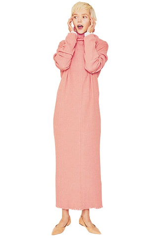 甘さが漂うIラインを正す　 パリッとした白シャツをIN： ●ピンクワンピース 31,900円／WRAPINKNOT（UTS PR）　中に着た白シャツ 28,600円／TICCA　ベージュパンプス 33,000円／PIPPICHIC（ベイジュ）　こっくりとしながらも、あせた色みだから着こなしやすいピンク。ただし面積が大きいぶん、肌なじみのよさが裏目に出て平坦に見えることも。白シャツの緊張感を利用し、淡いロングニットにありがちな間のびをセーブ。