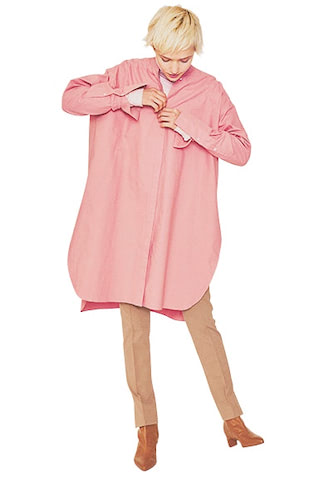 パンツとブーツを一体化させた　 ベージュラインでソフトに流す： ●ピンクバンドカラーシャツ 14,300円／AKTE　中に着たライトピンクタートルネックトップス 7,480円／KEnTe　ベージュパンツ 28,600円／ソブ（フィルム）　茶ショートブーツ 15,180円／SeaRoomlynn　遊び心のあるシャツとタートルの“Wピンク”も、濃淡をつければスタイルに奥行を生むファクターに。細身のテーパードパンツから、色みをつないだブーツでよりすっきりと。