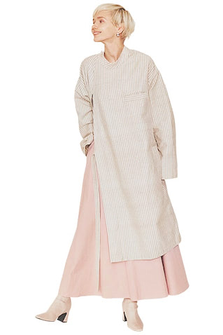 ハリのある素材のかけ合わせで　 「ルーズでもタフ」を可能に： ●ピンクスカート 58,300円／ebure（ebure GINZA SIX店）　ストライプロングコート 38,500円／カオス（カオス表参道）　ピアス 38,500円／ReFaire（UTS PR）　ショートブーツ 10,120円／RANDA　ピンクスカートが持つはかないイメージを裏切るハリとボリューム感。そこにリネン調ロングコートでさらに「ハリ」を上乗せし、淡い配色×ルーズなシルエットを素材使いで強く。
