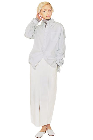 シャープなIラインを保ちつつ　 「素材はカジュアル」で賢く脱力： グリーンストライプシャツ 31,900円／INDIVIDUALIZED SHIRTS（メイデン・カンパニー）　グレータートルネックニット 22,000円／BAUM UND PFERDGARTEN（S&T） 白デニムスカート 16,500円／CITY（ステュディオス カスタマーサポート）　白シューズ 31,900円／PIPPICHIC（ベイジュ）　シャツとデニムスカート、INのタートルも。疲れ知らずな素材ばかりで。