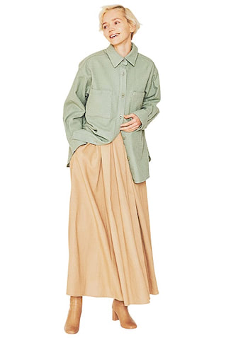 シャツの厚みとドレスの重みで　 ルーズなフォルムに特別感を： グリーンシャツ 30,800円／ユナイテッドアローズ（ユナイテッドアローズ 六本木ヒルズ店）　ベージュワンピース 16,500円／AKTE　ベージュショートブーツ 25,850円／ダイアナ（ダイアナ 銀座本店）　ギャザーたっぷりのワンピースに、凹凸のある表面感のツイード調オーバーシャツをレイヤード。あせたグリーンとなじみのいいベージュをかけ合わせることで気だるいムードが高まる。