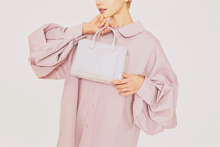 ピンクブラウスが落ち着く　 「小さなグレーバッグ」： ピンクシャツ 8,800円／LA BELLE ETUDE　グレーバッグ 23,100円／YAHKI（ヤーキ オンラインストア）　ドレッシーなピンクブラウスのボリュームをそぐように、冷たいグレーのミニバッグで引き締めを。白に近いグレーなら適度な甘さも残る。