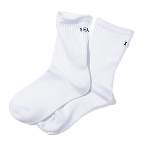 06-「ないと困るバランサー」： 白ソックス 4,180円／SEA（エスストア）　デニムとローファーの間に真っ白なソックスをはさめば、一気にクラシカルな仕上がりに。（渡邉さん）