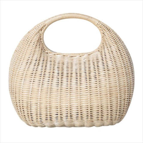 02-「レトロ感がデニムに合う」： バッグ 15,400円／ユナイテッドアローズ（ユナイテッドアローズ 六本木ヒルズ店）　かごバッグを持ちたいがためにデニムをはくこともあるほど、私の中では鉄板のセット。なかでも、今季はクラッチ感覚で持てる小ぶりのバッグが気分です。