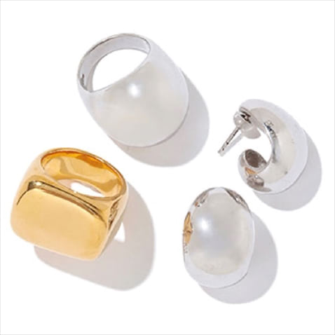 03-「手が込んで見える“輝き”」： 〈右から〉シルバーピアス 38,500円、シルバーリング 39,600円／ともにReFaire（UTS PR）　ゴールドリング 16,940円／SOKO（ZUTTOHOLIC）　ふとした瞬間、キラッと光るアクセがあるだけで「ちゃんとしている感」が出るので、デニムの日はとくに欠かせない。ぽってりとした形のメタリックをちりばめて、気楽なデニムに緊張感を加えたい。