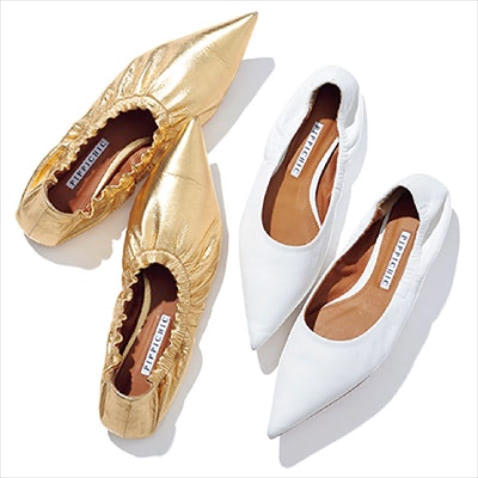 「好都合なフラットを発見」： 白パンプス 33,000円、ゴールドパンプス 35,200円／ともにPIPPICHIC（ベイジュ）　ラクなはき心地ながらポインテッドトゥで足元をすっきり見せられる、PIPPICHICのフラットパンプスは撮影でもよく使います。白〈右〉は、足首がのぞく細身のデニムに合わせたい。黒の靴だと重く、ベージュだと装いがぼやけてしまうときも、白ならほどよい緊張感を出せるのでオススメです。ゴールド〈左〉は、ルーズなワイドデニムのすそからちら見せしてさし色に。
