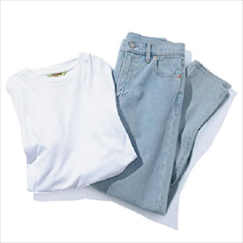 「淡色デニムで見心地よく」： 白ロングTシャツ 14,300円／オーラリー フォー ロンハーマン（ロンハーマン）　テーパードデニムパンツ（２月下旬発売予定） 4,990円／Gap（Gap新宿フラッグス店）
