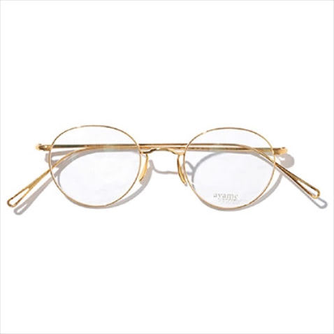 03-「ジュエリーにはない知性を上乗せ」： 眼鏡 44,000円／アヤメ　GISELeのスタイリングでも、ゴールドの細縁眼鏡はよく使います。きゃしゃな線なので悪目立ちすることなく、デニムに知的なムードを与えられる。