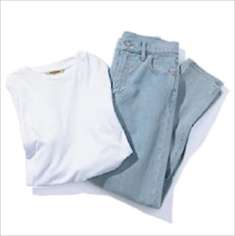 ☑【スタイリスト樋口さん】「淡色デニムで見心地よく」： 白ロングTシャツ 14,300円／オーラリー フォー ロンハーマン（ロンハーマン）　テーパードデニムパンツ（２月下旬発売予定） 4,990円／Gap（Gap新宿フラッグス店）