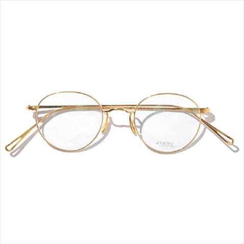 03-ジュエリーにはない知性を上乗せ：　●眼鏡 44,000円／アヤメ　GISELeのスタイリングでも、ゴールドの細縁眼鏡はよく使います。きゃしゃな線なので悪目立ちすることなく、デニムに知的なムードを与えられる。