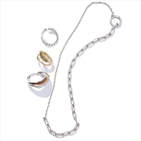 05-「2色づかいでクセを出す」： 〈右〉シルバーネックレス 34,980円、〈左・上から〉シルバーイヤカフ 13,200円、ゴールドイヤカフ 17,380円、シルバーBIGイヤカフ 22,880円／以上KNOWHOW（ノウハウ ジュエリー）　ふだんはゴールドアクセが多い私ですが、デニムをハズす目的でシルバーとのMIXもやってみたい。