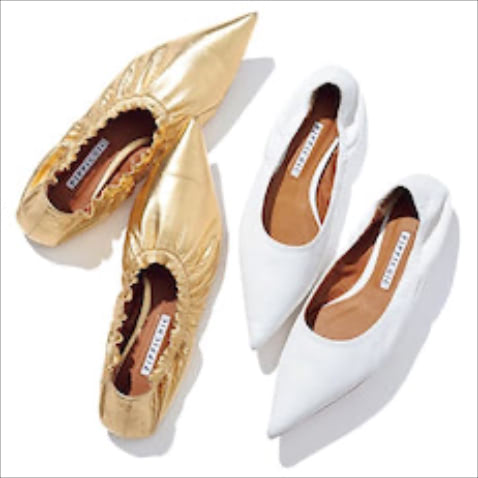 「好都合なフラットを発見」： 白パンプス 33,000円、ゴールドパンプス 35,200円／ともにPIPPICHIC（ベイジュ）　ラクなはき心地ながらポインテッドトゥで足元をすっきり見せられる、PIPPICHICのフラットパンプスは撮影でもよく使います。白〈右〉は、足首がのぞく細身のデニムに合わせたい。黒の靴だと重く、ベージュだと装いがぼやけてしまうときも、白ならほどよい緊張感を出せるのでオススメです。ゴールド〈左〉は、ルーズなワイドデニムのすそからちら見せしてさし色に。