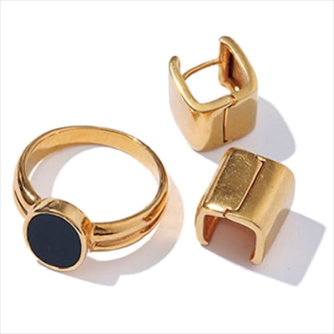 「ゴールドアクセに限定」： 〈右から〉ピアス 12,980円／LIFE’s（Life’s 代官山店）　ゴールドオニキスリング 26,400円／GAGAN　デニムをラフに着る日はとくに、ゴールド一色でまとめ、キレイめな印象を強調するようにしています。（塚田さん）