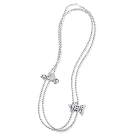 「愛らしいブローチをON」： ネックレス 46,200円／インディアン ジュエリー、ブローチ 各28,600円／ハルポ（以上ロンハーマン）　愛嬌のある魚や車モチーフのブローチで気分転換。まずはネックレスにひっかけて、さりげなく使ってみたい。（出口さん）