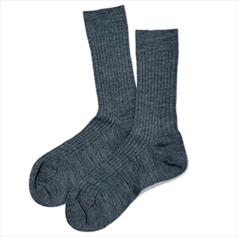 ☑白だとラフすぎという人には「グレーのリブ」：白より使いやすいグレー。ソックス 2,970円／パンセレラ（真下商事）　どんな色の靴を合わせてもコントラストがつきすぎず、女性らしさもかなうグレーが優秀。リブの細さも色合いも絶妙で、最近はこればかり。（塚田さん）