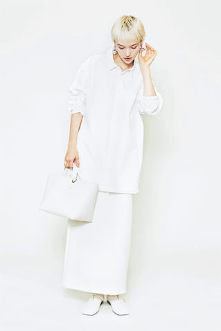 「厚みを変えてALL白に抑揚づけ」：白シャツ 31,900円／ATON（ATON AOYAMA）　白スカート 20,900円／LE PHIL（LE PHIL NEWoMan 新宿店）　シルバービッグピアス 4,400円／CREDONA　アイボリーレザートートバッグ 42,900円／トラディショナル ウェザーウェア×フットザコーチャー（トラディショナル ウェザーウェア 青山店）　アイボリーレザーシューズ 11,880円／MOUSSY（バロックジャパンリミテッド）