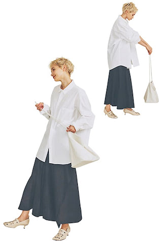 白シャツ 31,900円／ATON（ATON AOYAMA）　黒スカート 46,200円／カオス（カオス表参道）　バッグ 42,900円／MODERN WEAVING（ショールーム セッション）　パンプス 52,800円／ロランス（ユナイテッドアローズ 六本木ヒルズ店）　シルエットをなじませると、レディとハンサムなどテイストが異なる黒と白もちぐはぐにならない。ラップデザイン＆リネンの表情豊かな黒なら、ゆるい形でそろえてもリズミカル。