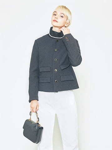 個性派小物をMIXしても落ち着く、レトロな黒白の底力： 白デニムパンツ 16,500円／emmi atelier（エミ ニュウマン新宿店）　黒シャツ 33,000円／ニコラ ジェンソン（リノウン）　黒ツイードノーカラージャケット 64,900円／COUTURE D’ ADAM（ホワイトオフィス）　黒チェーンバッグ 12,900円／CHARLES ＆ KEITH（CHARLES ＆ KEITH JAPAN）　パールネックレス／スタイリスト私物