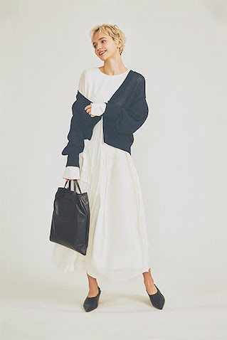 黒コイルニットカーディガン 19,800円／FRAY I.D （FRAY I.D ルミネ新宿２店）　オフ白ワンピース 25,300円／エトレトウキョウ　黒バッグ 39,600円／マロウ（レイ ビームス 新宿）　黒パンプス 35,200円／PIPPICHIC（ベイジュ）　ボタンを１つだけとめたり、片方の肩だけ落としたり。コンサバになりがちな黒のカーディガンは適当に着て、白いワンピのリラックス感をあと押し。