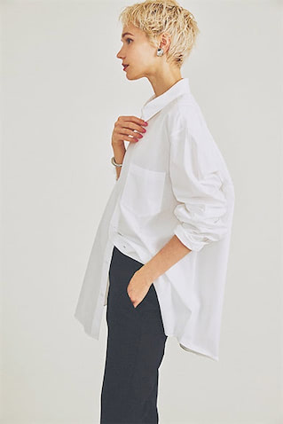 黒パンツ 42,900円／beautiful people（ビューティフルピープル 青山店）　白シャツ 31,900円／ATON（ATON AOYAMA）　シルバーピアス 2,750円／SLY（バロックジャパンリミテッド）　シルバーバングル 5,500円／ラピュイ（キャセリーニ）　そではまくり、すそのボタンを2、3個開ける。シャツをくずすことで、フォーマルにも向く黒パンツにこなれた雰囲気が漂う。