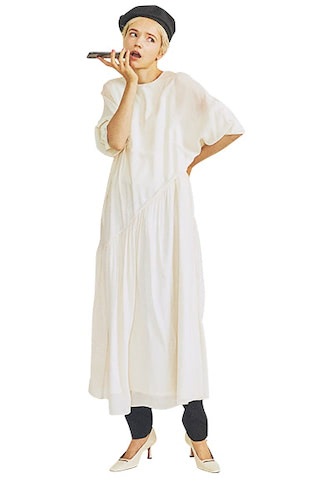 ワンピースは着まわし。黒パンツ 42,900円／beautiful people（ビューティフルピープル 青山店）　黒ベレー帽 4,950円／MOUSSY（バロックジャパンリミテッド）　パンプス 52,800円／ペリーコ（ユナイテッドアローズ 六本木ヒルズ店）　スリムなテーパードパンツだから、薄手のワンピースに重ねてももたつかない。足元に少しでも黒が入ると、白パンプスなど軽い靴も落ち着く。