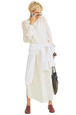 ワンピースは着まわし。白シャツ 31,900円／ATON（ATON AOYAMA）　サングラス 27,500円／BLANC　黒バッグ 35,200円／ORSETTO（オルサ）　ブラウンローファー 16,390円／A de Vivre　腰位置高めでシャツを巻き、フィット＆フレアをメイク。おかげでワンピースをさらっと着る日も足を長く見せられる。同色でまとめ、さらに縦長を意識。