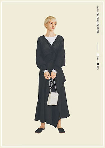 「末端に白を分散させる」：白Tシャツ 18,700円／ユニオンランチ（サザビーリーグ）　黒コイルニットカーディガン 19,800円／FRAY I.D （FRAY I.D ルミネ新宿２店）　黒スカート 46,200円／カオス（カオス表参道）　白ショルダーバッグ 17,600円／MARROW（４K）　黒スエードスリッパ 31,900円／PIPPICHIC（ベイジュ）