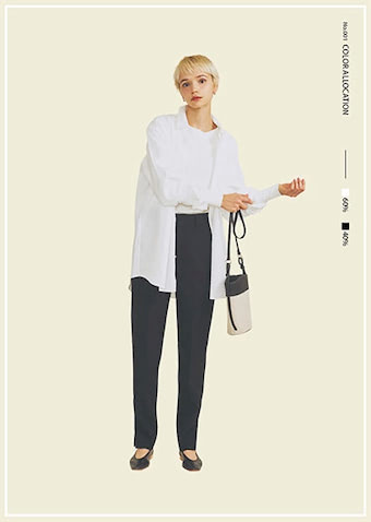 「上半身で白を重ねる」：白Tシャツ 18,700円／ユニオンランチ（サザビーリーグ）　黒パンツ 42,900円／beautiful people（ビューティフルピープル 青山店）　白シャツ 31,900円／ATON（ATON AOYAMA）　ゴールドピアス 3,850円／CREDONA　黒×アイボリーショルダーバッグ 8,800円／Ungrid 黒シューズ 37,400円／SPELTA（フラッパーズ）