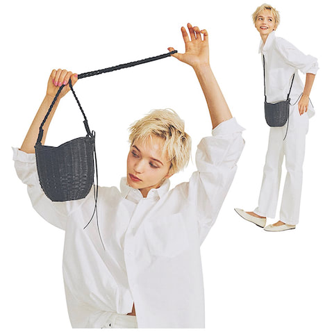 白シャツ 31,900円／ATON（ATON AOYAMA）　白デニムパンツ 16,500円／emmi atelier（エミ ニュウマン新宿店）　黒かごバッグ 17,600円／Blitis dix-sept ans（ビリティス）　オフ白シューズ 12,100円／セプテンバームーン（レイ ビームス 新宿）　次のシーズンまで使えるラタン素材は、黒でリゾートムードをトーンダウン。ALL白の清涼感にクラシックな気分も上乗せできる。