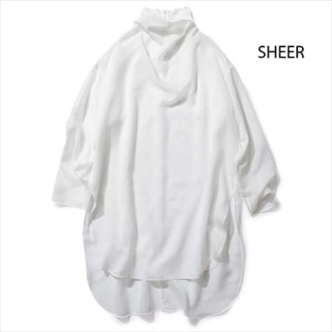 ニットやスエットのさし色として： シアータートルネックトップス 16,500円／LE PHIL（LE PHIL NEWoMan 新宿店）　首元からのぞかせるだけで顔映りが明るくなり、シアーな生地によって軽やかな印象もかないます。パリッとした素材感も大人っぽく使えていい。（渡邉さん）