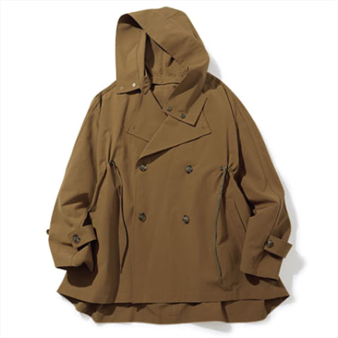 「ショート丈でもきちんと感がある」 ●ショートコート 53,900円／ヴァシモン×カオス（カオス表参道）　「ラフな見た目のものが多いショートアウターですが、これはトラッドなトレンチの型がベースのため、品のよさを保てます。色合いも絶妙」（岩田さん）
