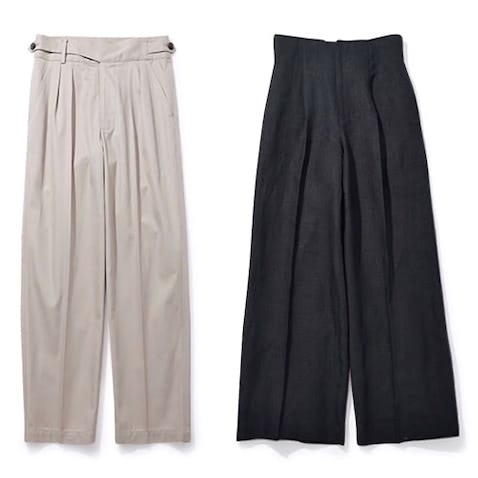 「カジュアルと女性らしさ」の間をいくディテール」： 〈右〉黒リネンパンツ 24,970円／uncraveWHITE（uncrave）　ハイウエストの形と絶妙なワイドシルエットによって、キレイめな素材なのにコンサバにならず、カジュアルにも使いやすい。（樋口さん）　〈左〉ベージュパンツ 15,400円／uncrave　身長が高くない私にとって、チノっぽいラフなボトムはほっこりしがち。これはハリのある素材にタックも入っていて、脚線を美しく上品に見せられる。（塚田さん）