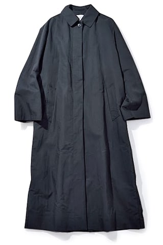 「装飾のないシンプルさが好き」 ●黒ステンカラーコート 38,500円／TODAYFUL（Life’s 代官山店）　「閉じるとボタンが1つしか見えないミニマルなデザインが、メンズライクでかわいい。春に着たいトレンドを受け止めるプレーンな黒は活躍の予感」（樋口さん）