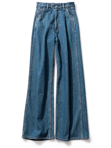 ☑フラット靴でもさまになるタック入りのフレア。 ●デニムパンツ 25,300円／ホリデイ　「タック入りのデニムが気になります。タックのおかげで生まれる立体感によって自然にウエストラインをごまかせ、短丈のトップスを合わせてもすっきりして見える。ぺたんこ靴でもバランスがとりやすいです」（渡邉恵子さん）