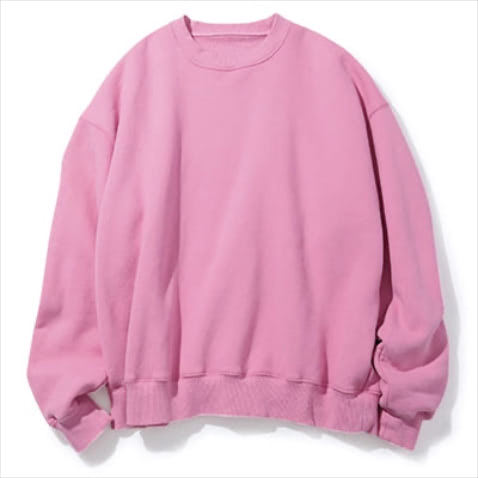 スエットならば「ピンクも身近に」： ピンクスエット 9,790円／SeaRoomlynn　スエットのカジュアル感を利用すれば、このくらい派手な色にも手が届きやすい。濃いピンクだとメンズっぽくなりすぎないため、今までスエットを避けてきた人でも意外と試しやすい。（樋口さん）