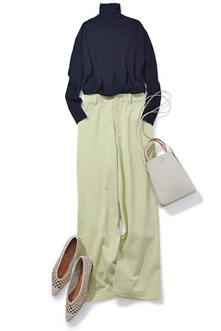パンツ 23,100円／アストラット（アストラット 新宿店）　ニット 29,700円／BEIGE,（オンワード樫山）　バッグ 37,400円／MARROW（4K） シューズ 24,200円／ダニエラアンドジェマ　イエローは濃いものや強さのある色みではなく、白みがかったもの、ダスティな色みが旬でベーシックカラーとも合わせやすくおすすめ。今季はネイビー×イエローの上品なマリン配色に挑戦。（出口さん）