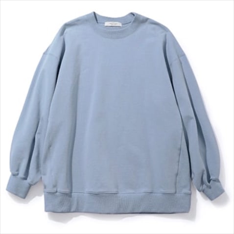 デニムと濃淡つけて「アイスブルー」： スエット 9,900円／パブリック トウキョウ（パブリック トウキョウ 神宮前店）　今シーズンはスエットも、キレイな色が豊富にそろっている印象。なかでも、品がよくカジュアルになりすぎない淡いブルーを、デニムと一緒に着たい。（塚田さん）
