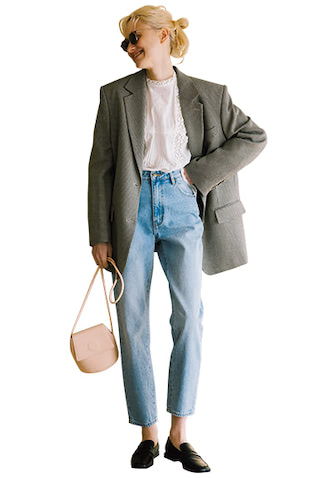 淡いブルーに似合う「メンズっぽい四角いフォルム」。●チェックジャケット 16,999円／H＆M （H＆M カスタマーサービス）　白フリルブラウス 18,500円／N.O.R.C　ブルーデニムパンツ 14,080円／ROLLA’S（ジャック・オブ・オール・トレーズ プレスルーム）　サングラス 44,000円／アヤメ　ショルダーバッグ 51,700円／MODERN WEAVING（ショールーム セッション）　黒ローファー 59,400円／PELLICO（ebure GINZA SIX店）