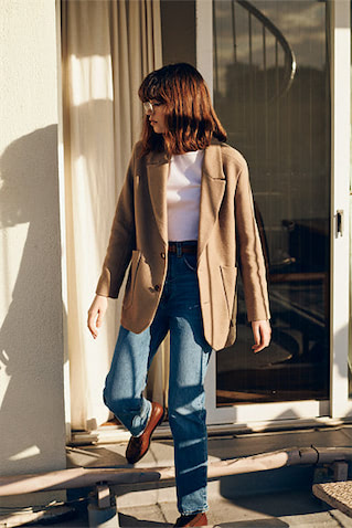 ブルーデニムとテーラード。王道の中で「アイテム」」をアップデート。●デニムパンツ 13,200円／Levi’s®（リーバイ・ストラウス ジャパン）　ジャケット 90,200円／カオス（カオス表参道）　白Tシャツ 3,850円／プチバトー（プチバトー・カスタマーセンター）　ベルト 8,800円／TORY LEATHER（メイデン・カンパニー）　ソックス 1,100円／タビオ　ローファー 121,000円／ジェイエムウエストン（J.M. WESTON 青山店）