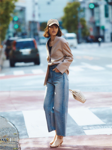 くびれの位置でフィットする美しいワイドめなブルーデニム：　●ブルーデニム 15,180円／MOUSSY（バロックジャパンリミテッド）　キャップ 8,800円／ポロ ラルフ ローレン（ラルフ ローレン）　白バッグ 29,700円／メアリ オル ターナ（アダム エ ロペ）　黒タンクトップ 11,000円／カオス（カオス表参道）　ベージュサンダル 49,500円／ネブローニ（ユナイテッドアローズ六本木ヒルズ店）