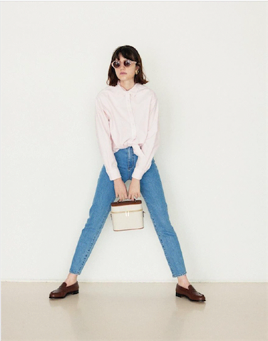 ストレートより細く・スキニーよりゆるめの絶妙シルエット：　● 〈上〉ピンクオックスフォードシャツ 12,100円／スローブ イエナ（スローブ イエナ 自由が丘店）　デニムパンツ 15,400円／ローラス（ユー バイ スピック＆スパン ルミネ2新宿店）　サングラス 28,600円／BLANC　イヤリング 6,300円／アビステ　バッグ 121,000円／L/UNIFORM（L/UNIFORM TOKYO）　ローファー 121,000円／ジェイエムウエストン（J.M. WESTON 青山店）