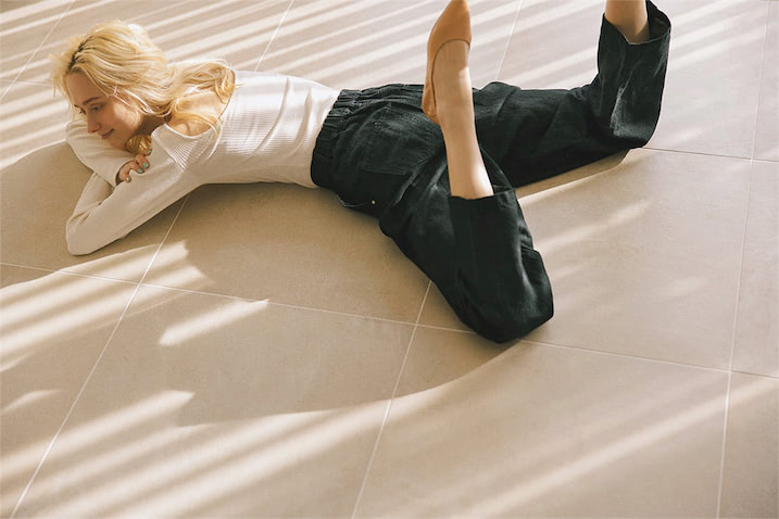 黒ワイドデニムパンツ 19,800円／BLACK BY MOUSSY（バロックジャパンリミテッド）　アイボリーバックオープンTシャツ 9,878円／CREDONA　パンプス 33,000円／PIPPICHIC（ベイジュ）　着脱するときのストレスも軽減。まとわりつかないワイドなフォルムも魅力。