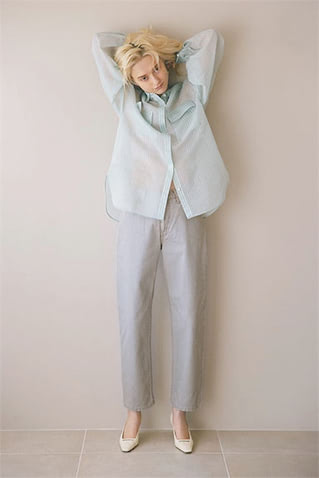 デニムパンツ 20,800円／SERGE de bleu（ショールーム セッション）　シャツ（３月上旬発売予定） 45,100円／ebure（ebure GINZA SIX店）　パンプス 52,800円／ペリーコ（ユナイテッドアローズ 六本木ヒルズ店）　ブルーに墨をまぜたような色でぼやけて見えない。