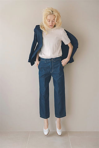 インディゴオーガニックコットンデニムパンツ 27,500円／SEASAW71（フィロ）　ネイビージャケット 39,600円／styling/（styling/ 新宿ルミネ１店）　アイボリーTシャツ 9,900円／ニュー オプティミスト（RHC ロンハーマン）　白シューズ 49,000円／KATIM
