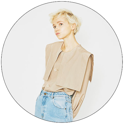 ビッグカラーの主張が和らぐ「軽量かつ涼しい素材」：● ベージュトップス 16,500円／BLACK BY MOUSSY（バロックジャパンリミテッド）　一見難易度が高そうなセーラーカラーも、わずかにグレーを帯びた絶妙な色合いで大人っぽく着られる。高密度のタフタ素材を使用した、微細なつやめきが、構築的な形を上品なイメージへとあと押し。自宅で手洗い可能。