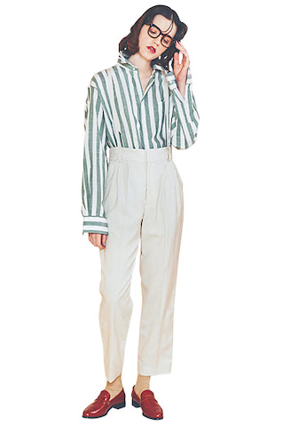 レトロなストライプで淡色ボトムを味わい深く：●白×グリーンストライプシャツ 28,600円／INDIVIDUALIZED SHIRTS（メイデン・カンパニー）　エクリュリネンパンツ 14,300円／uncrave STANDARD（uncrave）　眼鏡 36,300円／バディオプティカル（ハウス/バディオプティカル）　ソックス 1,430円／ビームス ライツ（ビームス ライツ 渋谷）　ローファー 16,390円／A de Vivre　重厚なローファーとソックスがなつかしさを加速させるカギ。