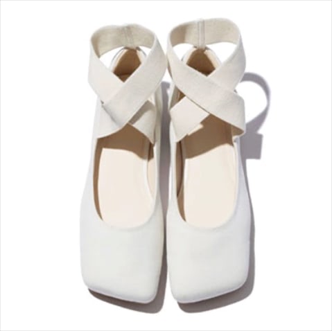 甘すぎないナチュラルな素材： ストラップつきアイボリーフラットパンプス 12,980円／M_/MOUSSY（バロックジャパンリミテッド）　エスパドリーユ感覚で楽しめる軽量なフラットシューズ。スカートやワンピースと合わせて気分転換を。