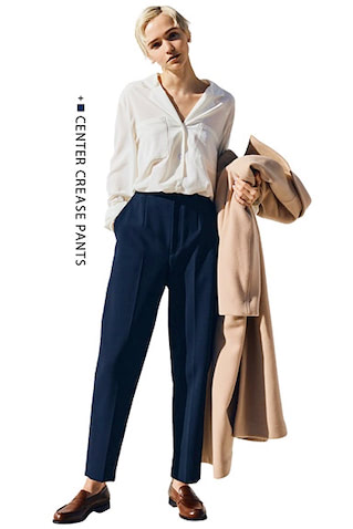 ネイビーセンタープレスパンツ 25,300円／ENFOLD　白ジョーゼットシャツ（３月発売予定） 16,500円／TODAYFUL（Life’s 代官山店）　手に持ったベージュコート 79,200円／CASA FLINE（CASA FLINE表参道本店）　ピアス 36,300円／カドー（カドー伊勢丹新宿店 本館１F）　ローファー 121,000円／ジェイエムウエストン（J.M. WESTON 青山店）　正統派な装いを堅苦しく見せない開襟シャツを。