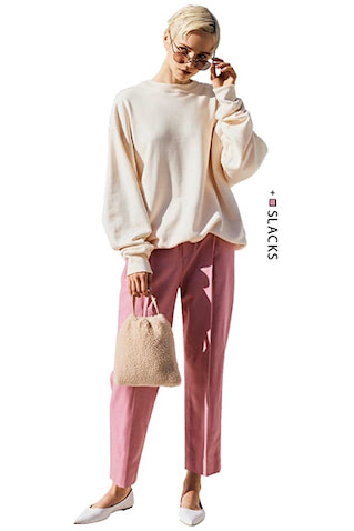 ピンクパンツ 36,300円／ロンハーマン　ライトベージュスエット 17,600円／リフィル（リフィル カスタマーサービス）　サングラス 27,500円／BLANC　バッグ 13,200円／TODAYFUL（Life’s 代官山店）　パンプス 33,000円／PIPPICHIC（ベイジュ）　ドライな質感とマニッシュなシルエットだからピンクパンツでも甘さひかえめ。鋭いトゥのクリアな白パンプスが、あいまいなトーンを律する存在に。